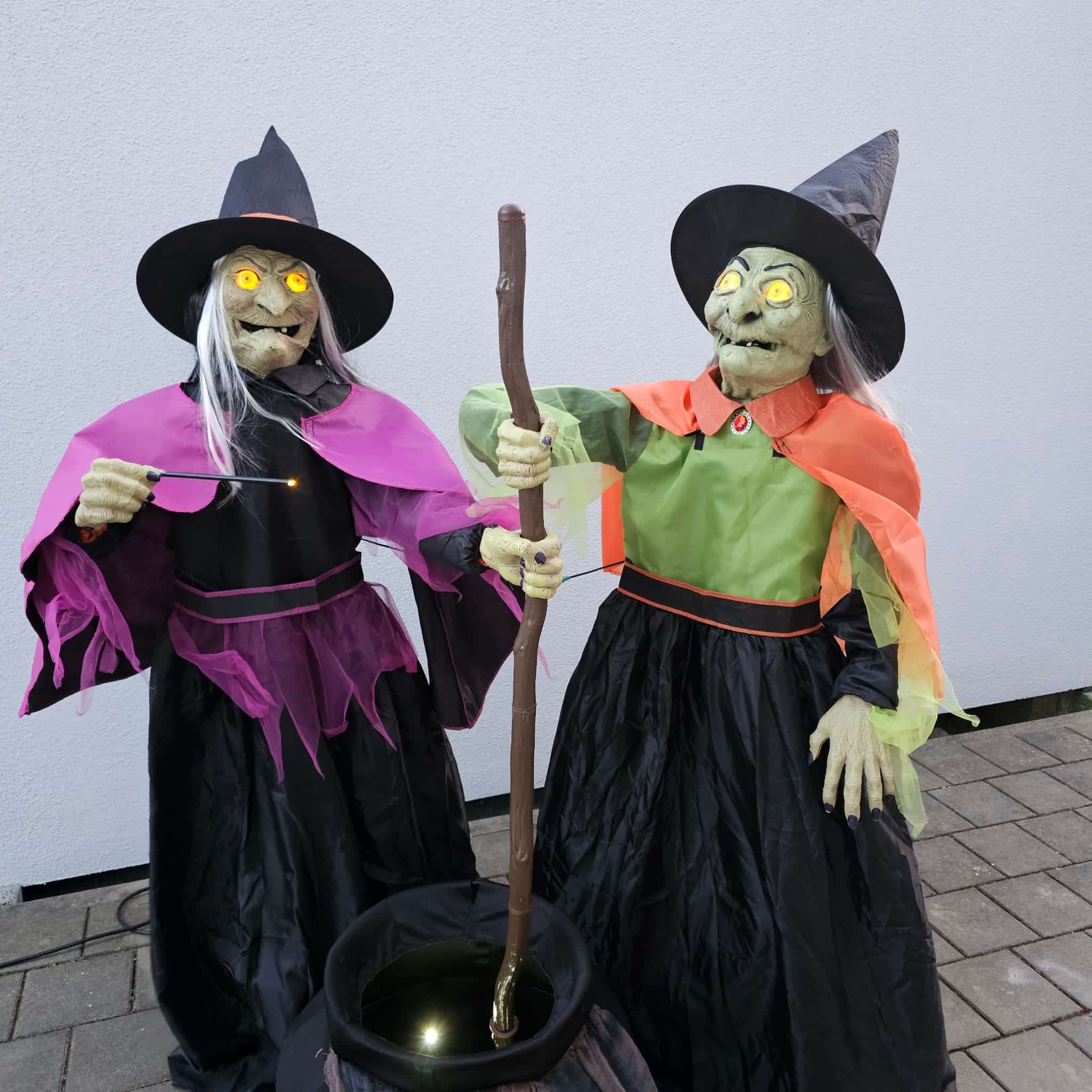 Halloweenfigur 2 Hexen mit Kochtopf image 0