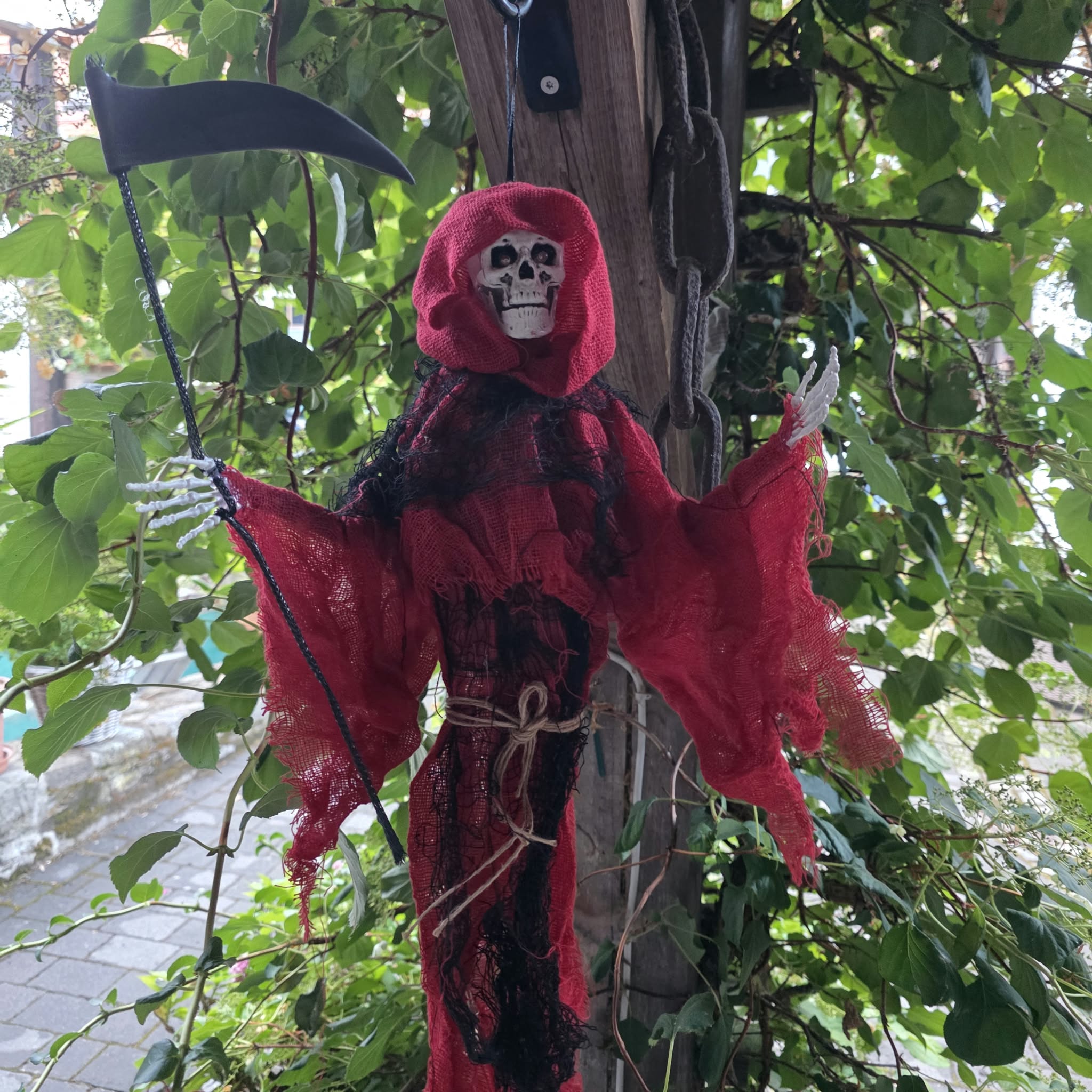 Sensemann &ndash; H&auml;ngender Animatronic mit roter Sense