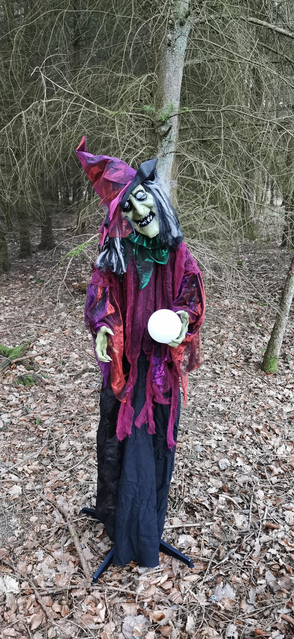 Hexe Esmeralda mit Hexenkugel Halloween Animatronic image 0