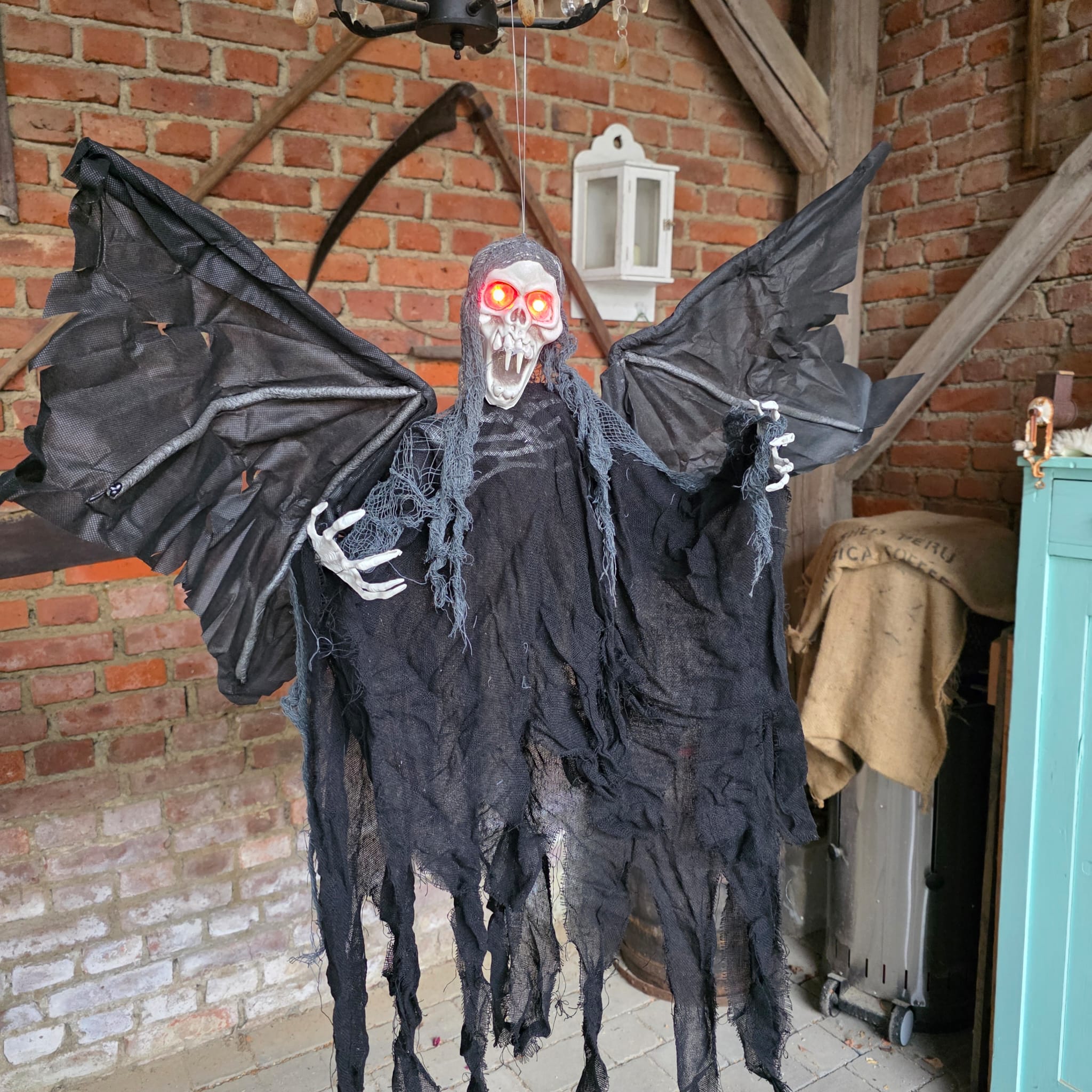 Vampire of the Dark &ndash; H&auml;ngende Halloween Figur