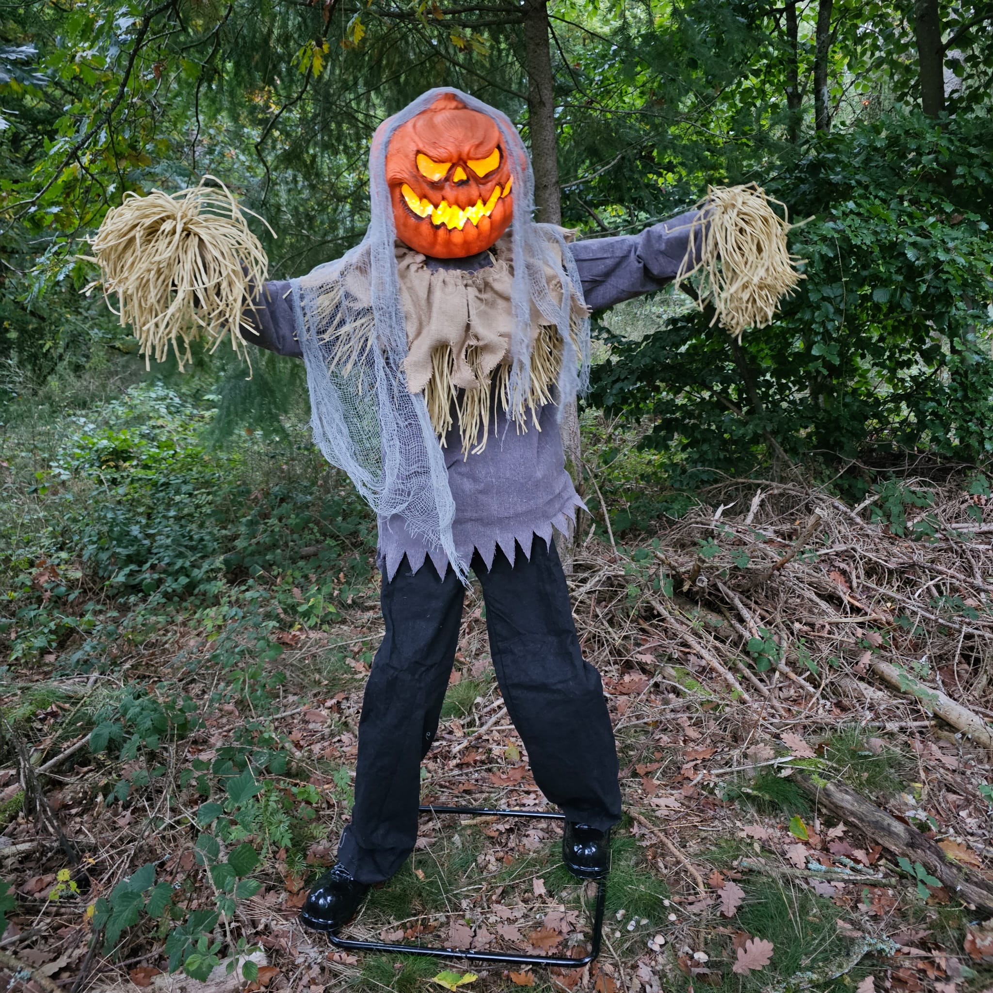 Animatronic Vogelscheuche Harry &ndash; 189 cm purer Halloween-Grusel image 0