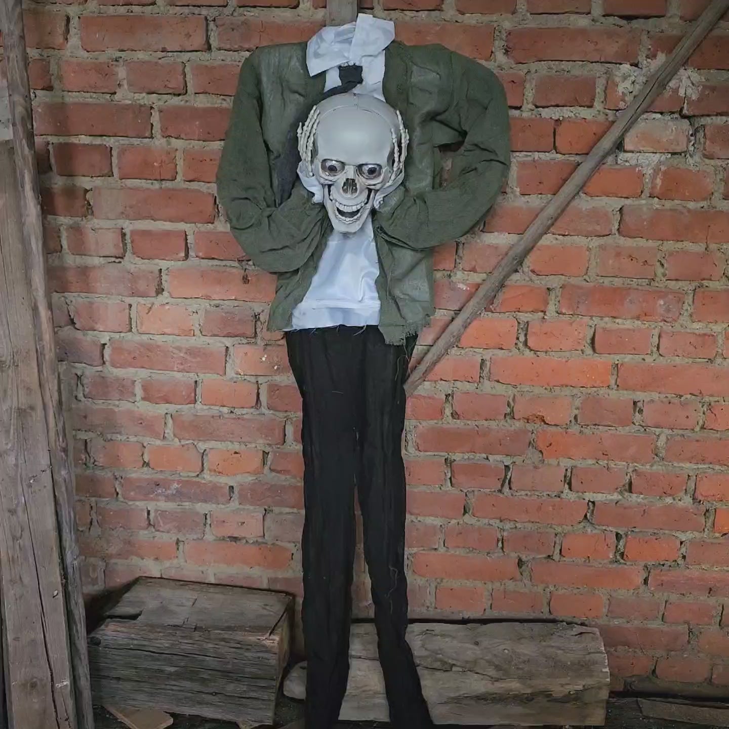 H&auml;ngendes kopfloses animatronic Skelett Antonio