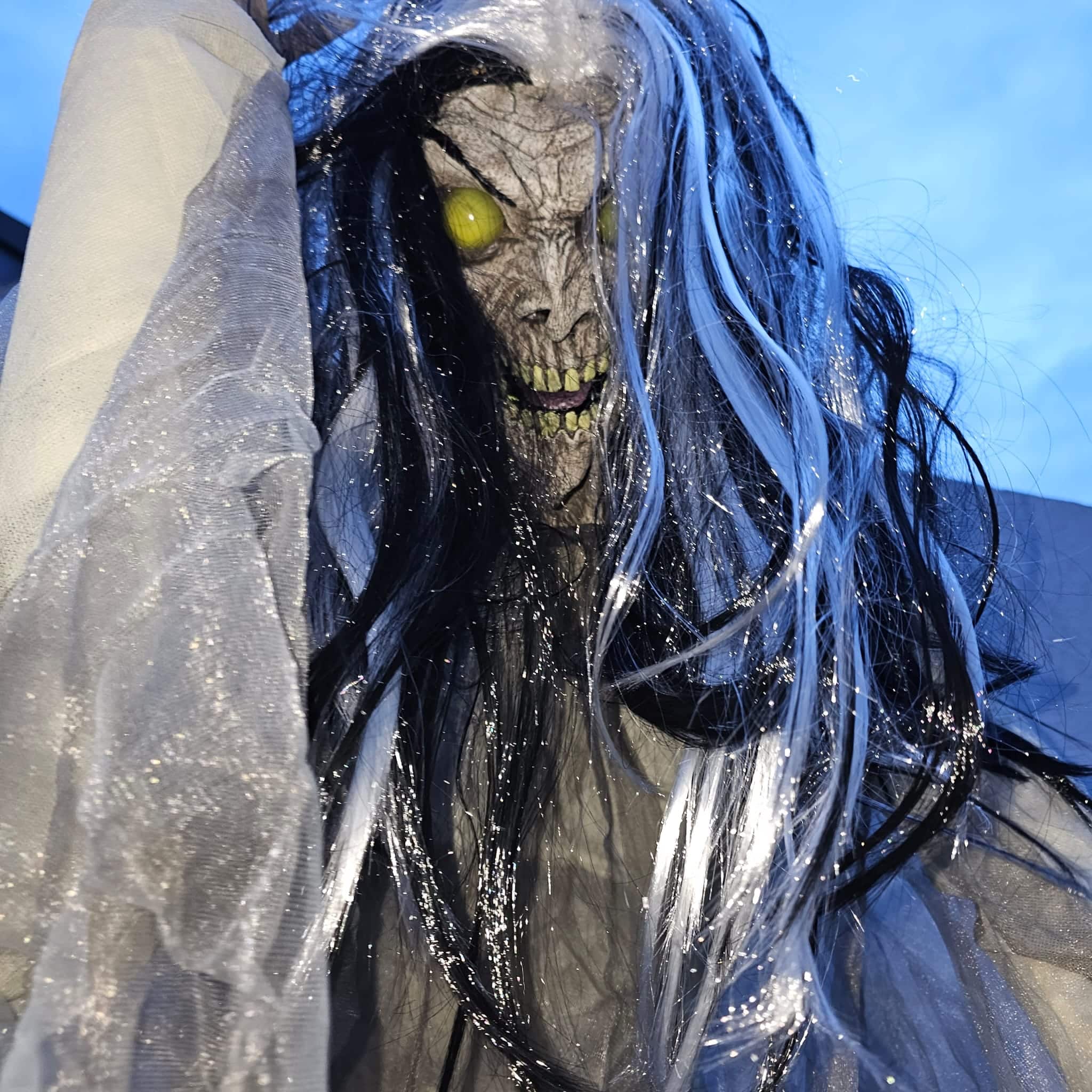 Schreiende Psycho-Frau Vivien &ndash; 210 cm Horrorfigur mit Sound & Bewegung image 1