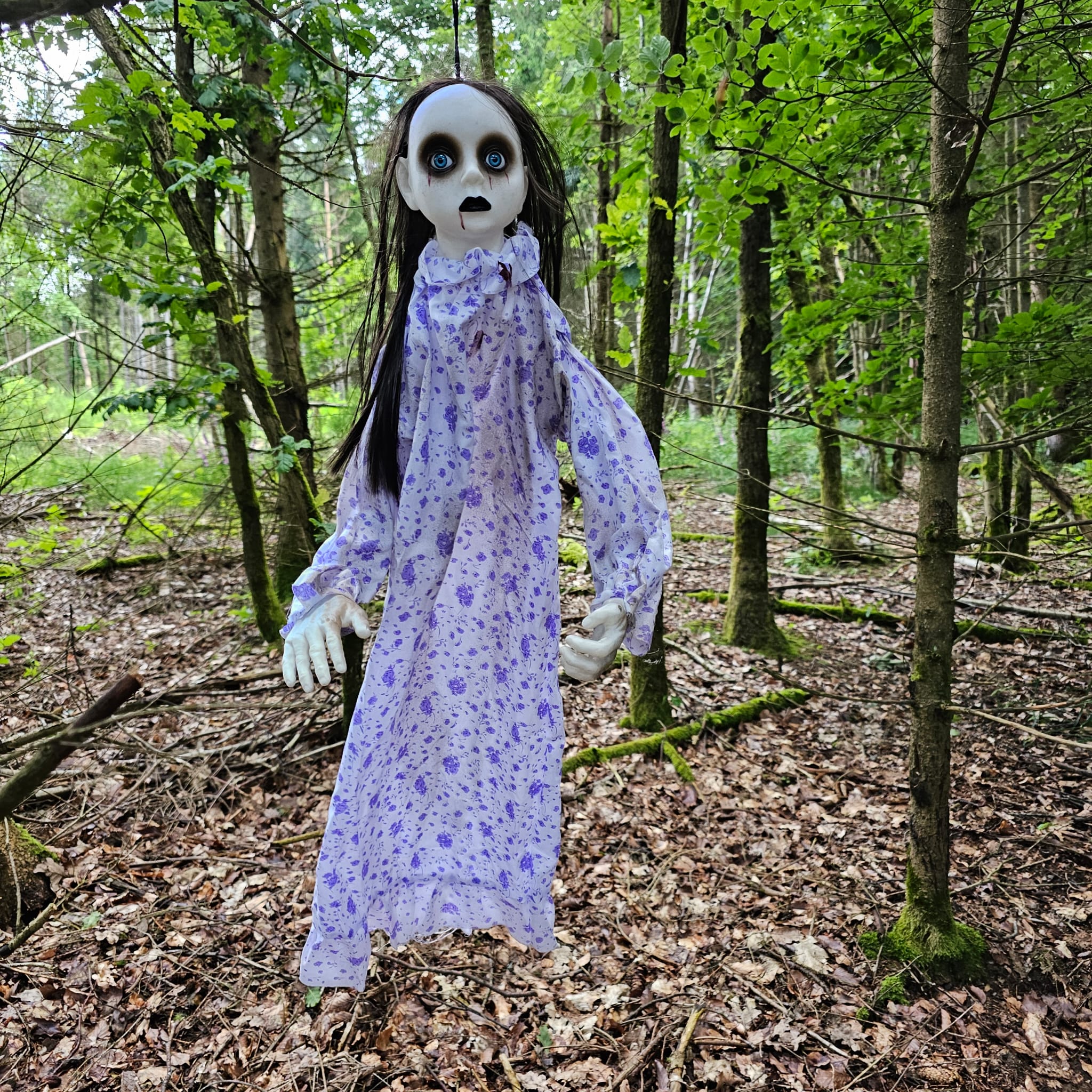Gruseliges h&auml;ngendes Zombie M&auml;dchen image 0