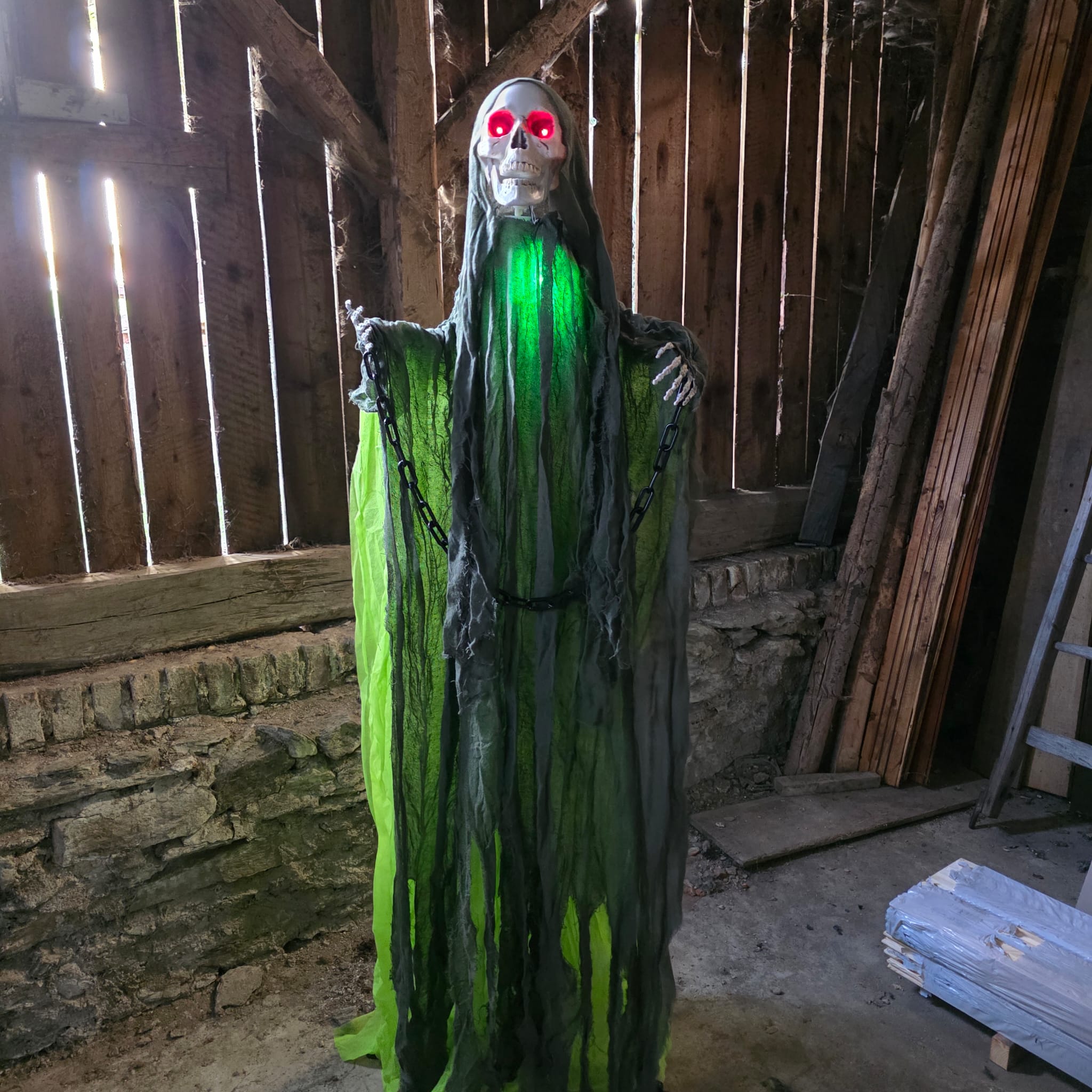 Toxicus &ndash; Animatronic Skelett mit neongr&uuml;nem Gewand, 170 cm