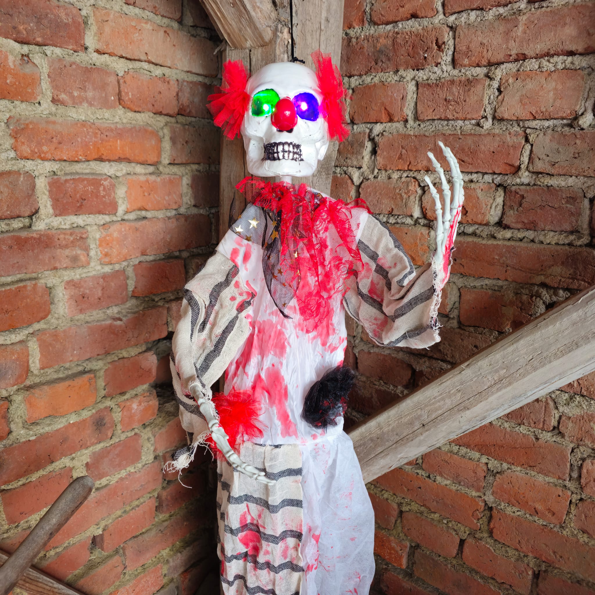 H&auml;ngender Horrorclown Diabolo LED Augen image 0