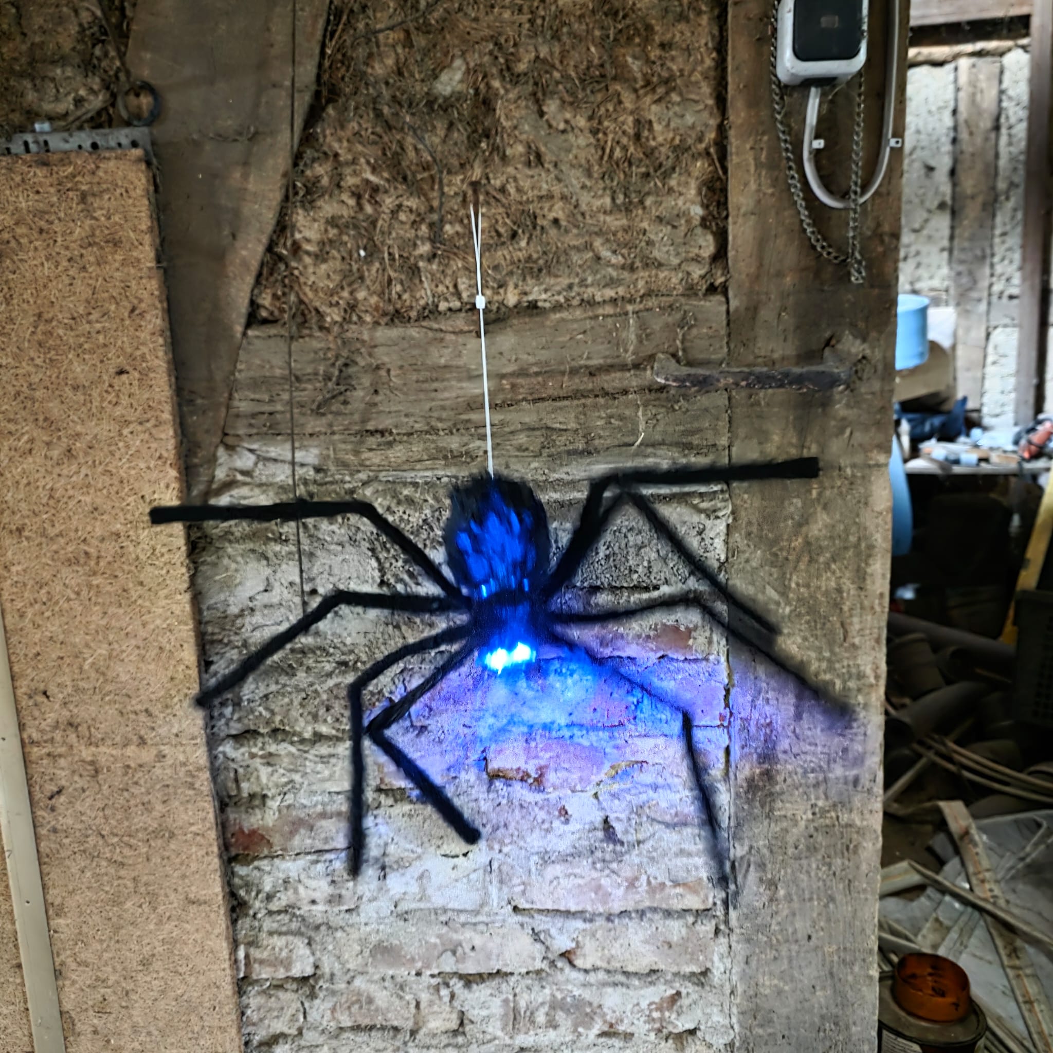 Animatronic Riesenspinne &ndash; 80 cm mit Bewegung, Licht & Sound