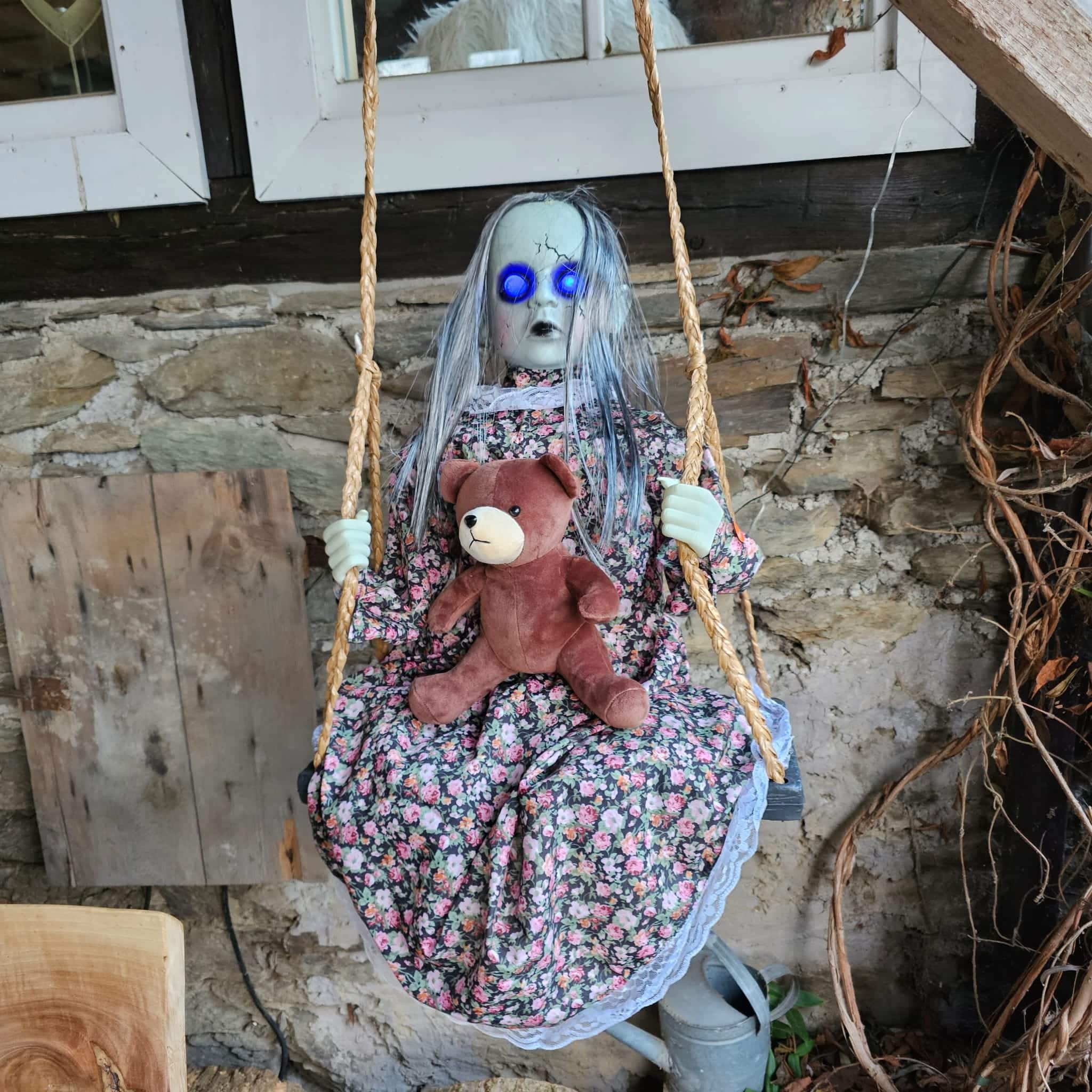 Schaukelndes Zombiem&auml;dchen image 0